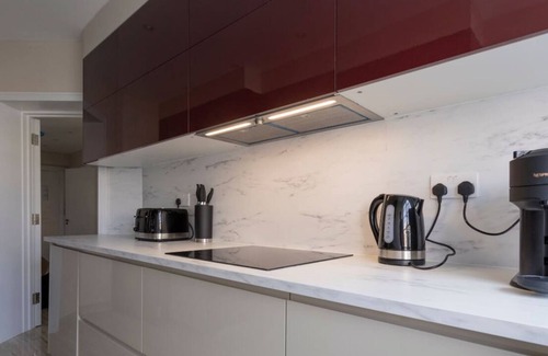 Brondesbury Park Apartment | Luxury Apt w Underfloor Heating & Large Smart TV