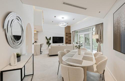 Palm Jumeirah Apartment | Luxury at Beachside Al Sultana Jumeirah Shoreline - DVH Holiday Homes