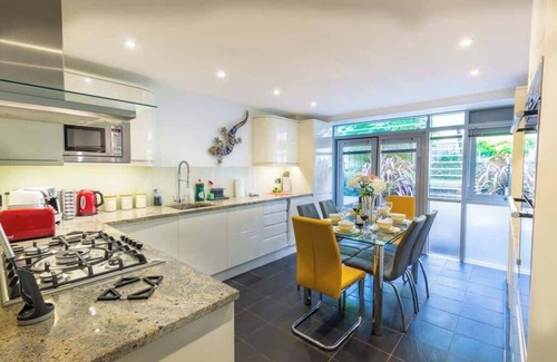 Seafront House | Luxury at The Brunswick - Free Parking-4 bedrooms