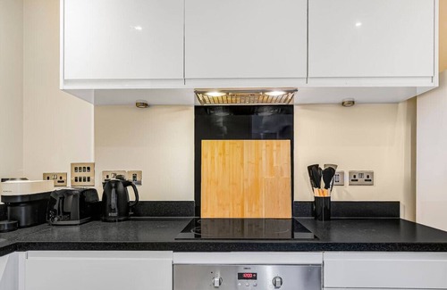 Colindale Apartment | Luxury balcony in Colindale