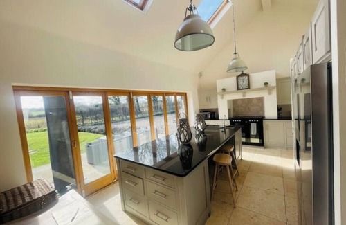 Beccles House | Luxury Barn with Pool Table & Stunning Views 9 miles from Southwold Pet friendly