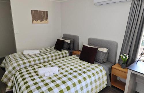 Army Bay Villa | Luxury Bay Vacation Home 5 Ensuites & Pool