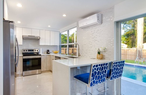 Royal Poinciana House | LUXURY BEACH 8 GUESTS MODERN DESIGNER HEATED POOL HOME NEAR AIRPORT & DOWNTOWN