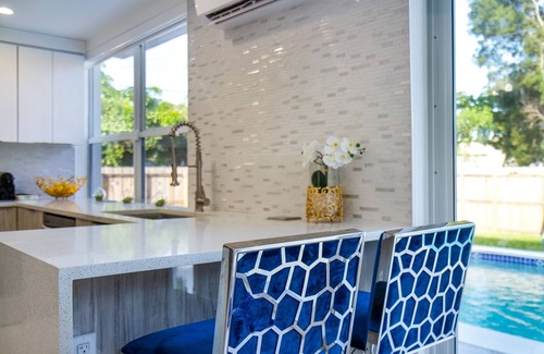 Royal Poinciana House | LUXURY BEACH 8 GUESTS MODERN DESIGNER HEATED POOL HOME NEAR AIRPORT & DOWNTOWN