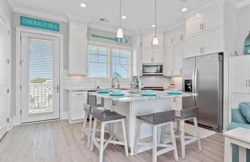 Emerald Isle Condo | Luxury Beach Condo | 5 Min Walk to Beach & Shops!