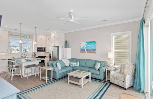 Emerald Isle Condo | Luxury Beach Condo | 5 Min Walk to Beach & Shops!