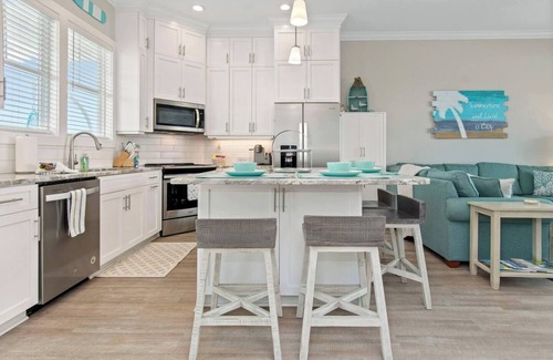 Emerald Isle Condo | Luxury Beach Condo | 5 Min Walk to Beach & Shops!