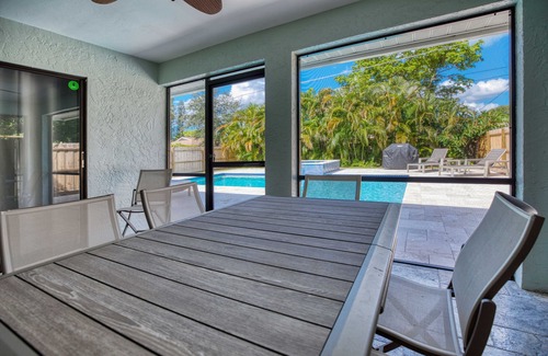 Naples Park House | Luxury Beach Cottage -Naples (new heated pool and hot tub) short walk to Beach