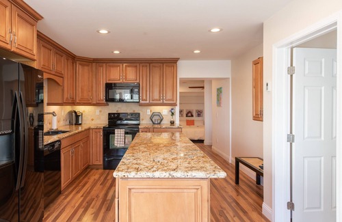 Huntington Beach House | Luxury Beach Front Surf Condo ► Private Patio ► BBQ ► Parking ► Wifi ► Laundry ►