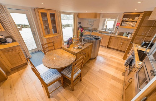Portreath Cottage | Luxury Beachfront cottage only 20 steps from the sand with private parking/patio