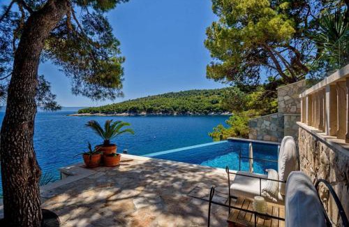 Selca Villa | Luxury Beachfront Villa Palazzo di Mare with private heated pool and staff at the beach on Brac island - Sumartin