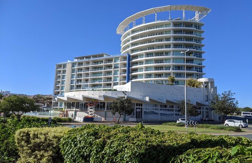 Coolangatta Apartment | Luxury Beachside Courtyard resort apartment 2 br 2 bath Family sized, beach 1min