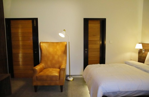 D.H.A. Bed & Breakfast | Luxury Bungalow Rooms Sunset Blvd DHA Phase 2, Karachi