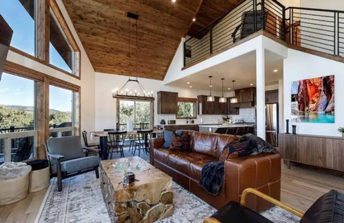 Orderville House | Luxury Cabin, Hot Tub, Between Zion & Bryce, Views