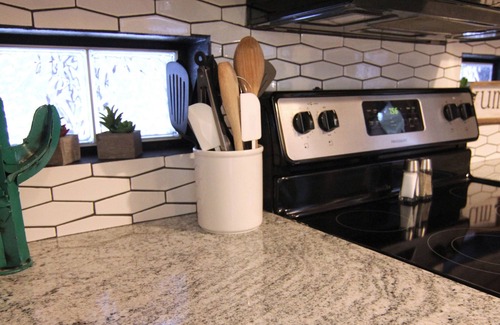 Pinetop Cabin | Luxury Cabin Retreat with Hot Tub on Spacious Wooded Lot