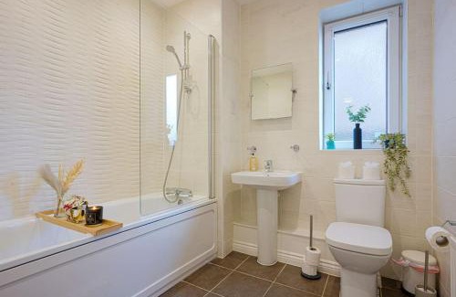 Milton Keynes Apartment | Luxury Campbell Park Apartments in Central MK with Balcony, Free Parking & Smart TV with Netflix by Yoko Property