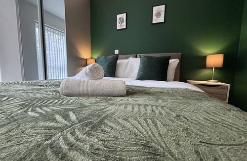 Hemel Hempstead Condo | Luxury Canal-side Apartment