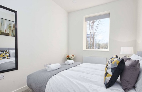 Stevenage Apartment | Luxury Central 2 Bed Apartment - Gym Included