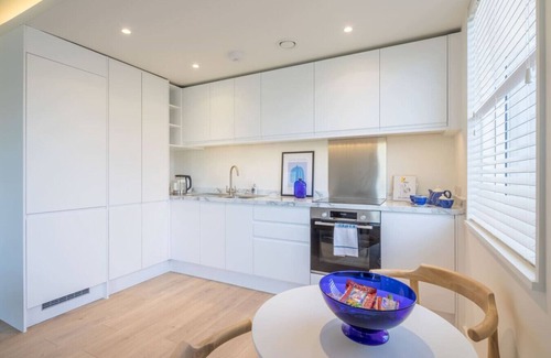 Cambridge Apartment | Luxury Central Apt - Riverside Views & Parking!