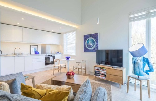 Cambridge Apartment | Luxury Central Apt - Riverside Views & Parking!