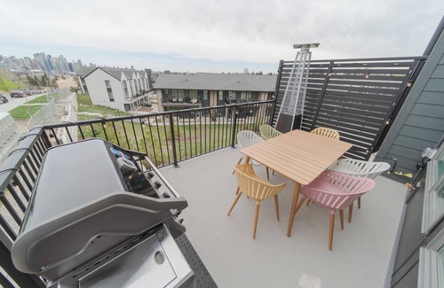 Shaganappi House | Luxury city skyline view new townhome right by golf course