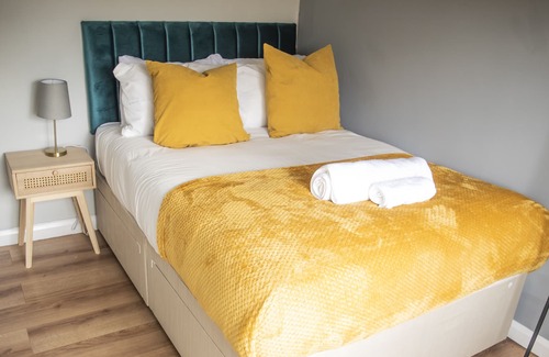 Ealing Common House | Luxury Cityscape London - Free Parking!