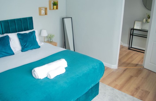 Ealing Common House | Luxury Cityscape London - Free Parking!