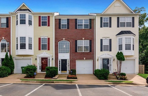 Stafford House | Luxury Comfort Near Quantico, Winery and Downtown Fredericksburg