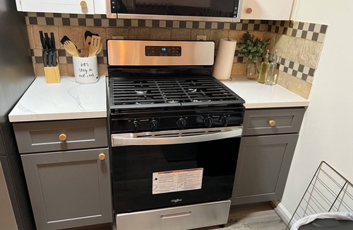 Spring Branch East Condo | LUXURY Condo Convenient Houston Location close to shopping 5 minutes to Galleria