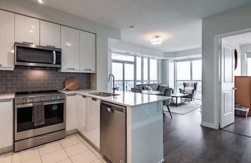 Hurontario Condo | Luxury condo w breathtaking sunset views close to airport & downtown Mississauga