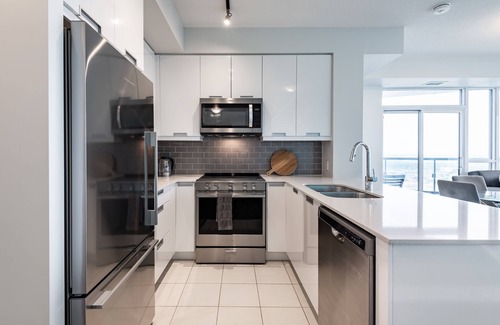 Hurontario Condo | Luxury condo w breathtaking sunset views close to airport & downtown Mississauga