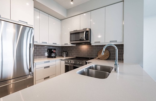 Hurontario Condo | Luxury condo w breathtaking sunset views close to airport & downtown Mississauga