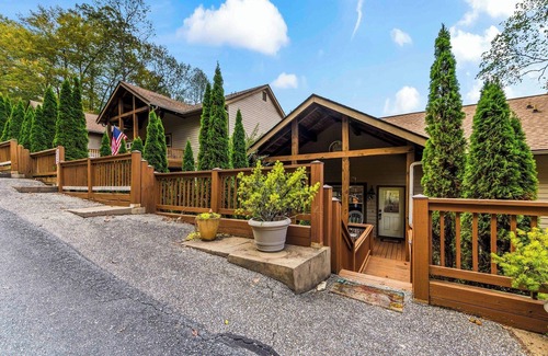 Whittier Condo | Luxury Condo w/Mountain View, Full Kitchen, W&D, Garage and No Steps to get in!