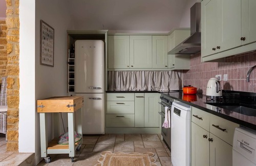 Little Rissington House | Luxury Cotswold Barn w Hot Tub | Nr Bourton