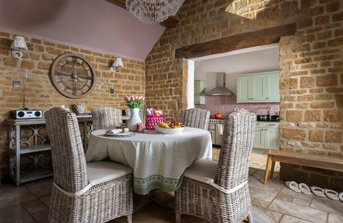 Little Rissington House | Luxury Cotswold Barn w Hot Tub | Nr Bourton