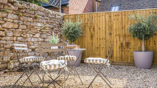 Lechlade House | Luxury Cotswolds 2-bedroom cottage with garden
