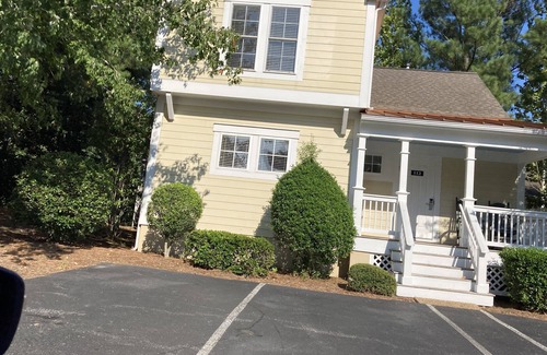 Lackey Cottage | Luxury cottage at Williamsburg VA. Master bdr has hot tub. Close to recreations.