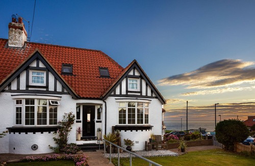 Whitby Cottage | Luxury cottage by the sea/golf course, harbour, 5 bed,parking,garden,petfriendly