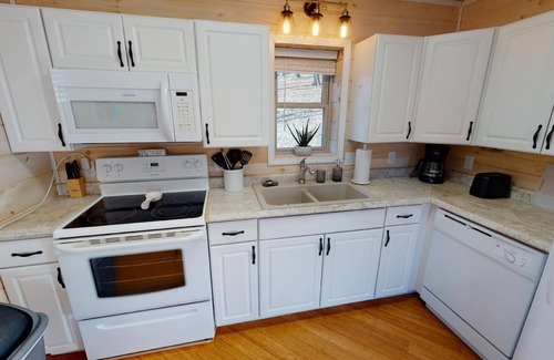 Nelsonville House | Luxury Cottage in Nelsonville, close to Train, Opera House, near Hocking Hills