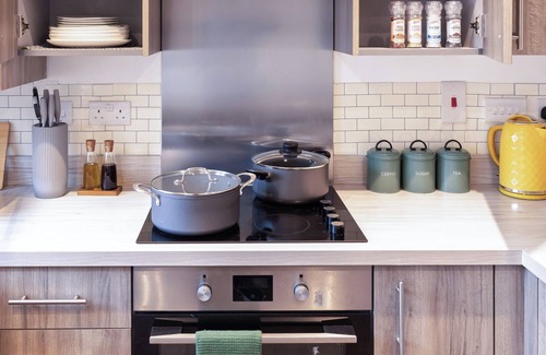 Holbrooks House | Luxury Coventry 2-bed house near Ricoh Arena with Parking for 2 cars & wifi