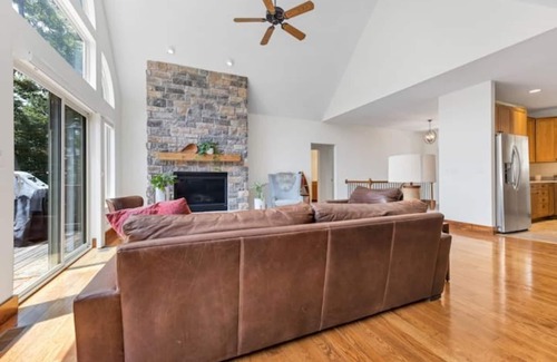 Innsbrook House | Luxury Cozy Lakefront Cedar Tub