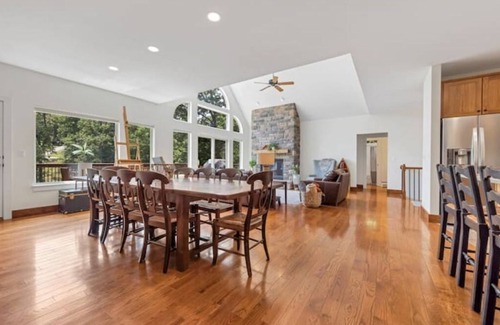 Innsbrook House | Luxury Cozy Lakefront Cedar Tub