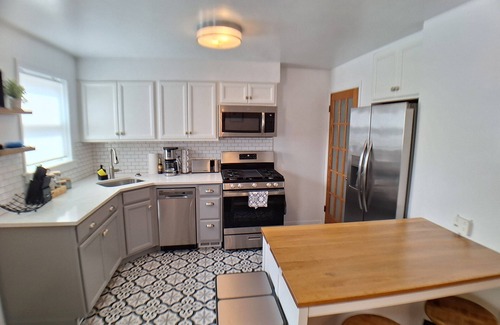 Gurnee House | Luxury Cozy Stay-Near Six Flags, Navy Base