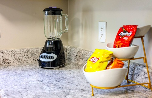 Apex House | Luxury Design, Friends & Family Townhome. Walkable, Central, Backyard, Sleeps 5