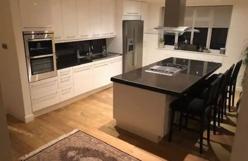 Chalfont St Peter House | Luxury detached 4 bed w/cinema room, gym, office - 20 mins from central London