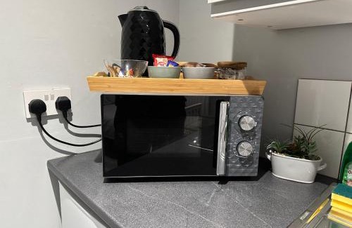 Luton Apartment | Luxury Detached Studio Apartment - Free Super Fast WiFi - Free Parking - 15 Mins from Luton Airport