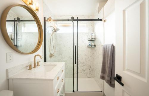 Southwest Anaheim Apartment | Luxury Disneyland Home: Family & Exec Friendly