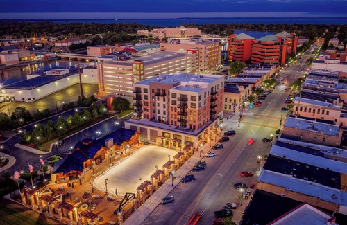 Neenah Apartment | Luxury Downtown 2 Bedroom Flat