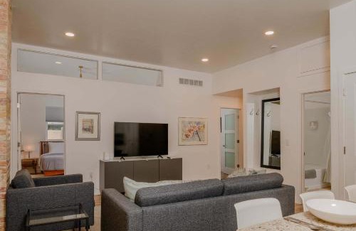 Neenah Apartment | Luxury Downtown 2 Bedroom Flat