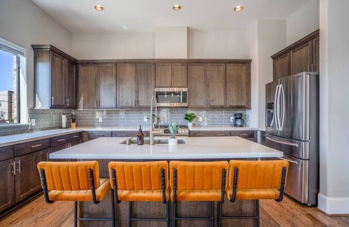 East Downtown Houston House | Luxury Downtown Home w Rooftop Deck in the Skyline